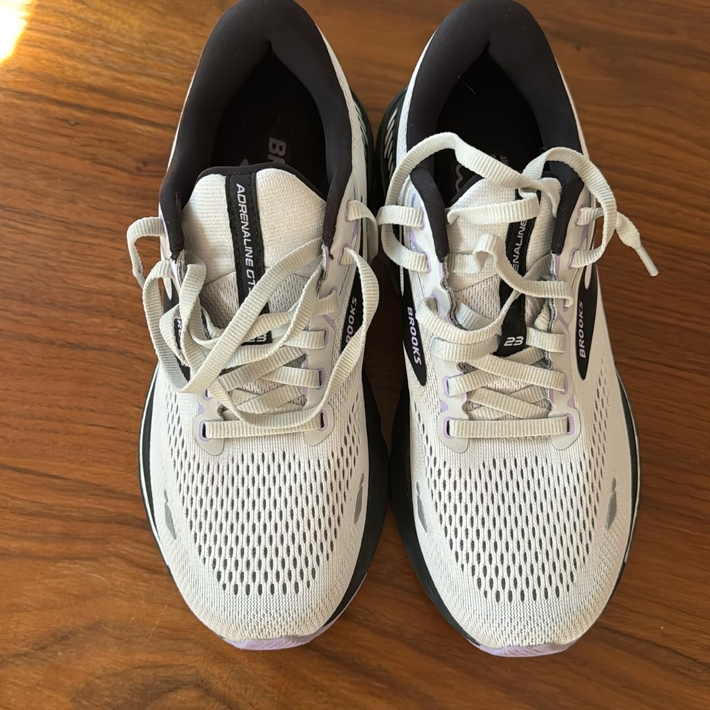 Brooks Adrenaline running shoes size 9 narrow (2A)